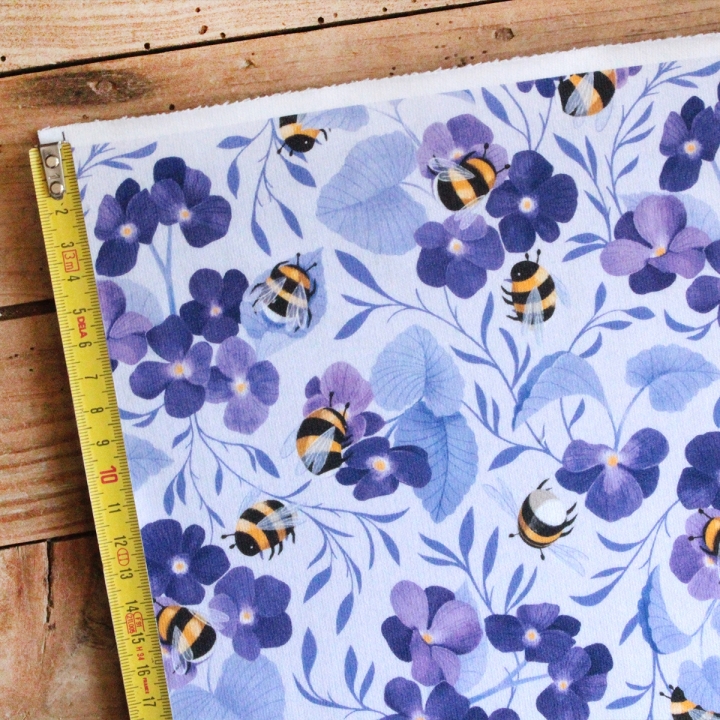 Tissu illustré "Les bourdons au pays des violettes"