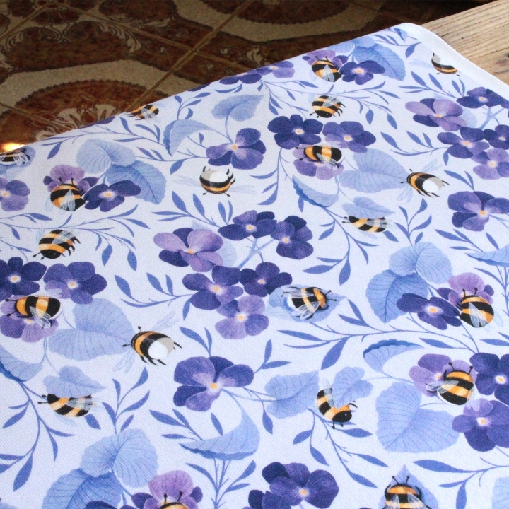Tissu illustré "Les bourdons au pays des violettes"
