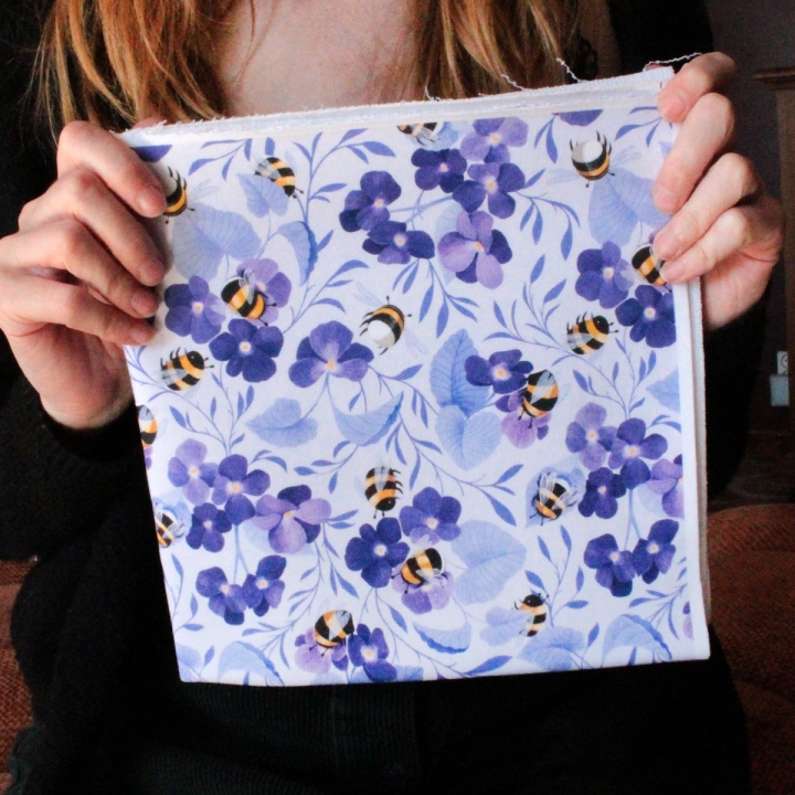 Tissu illustré "Les bourdons au pays des violettes"