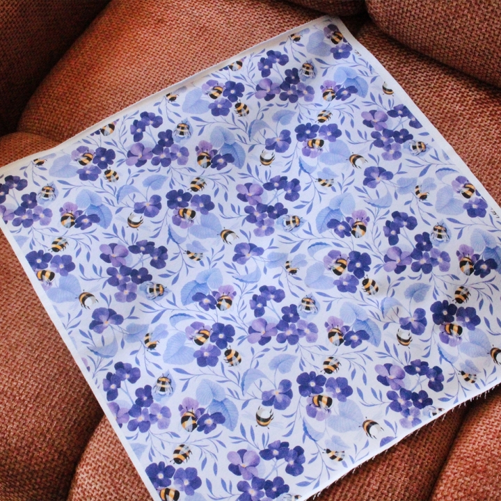 Coupon de tissu illustré "Les bourdons au pays des violettes" 48x48 cm