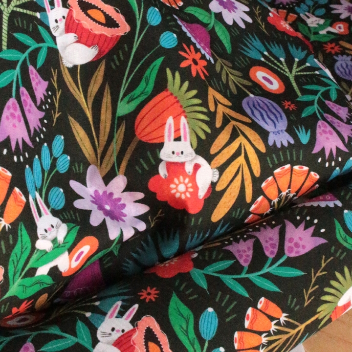 Tissu illustré "Pétales & Malice"