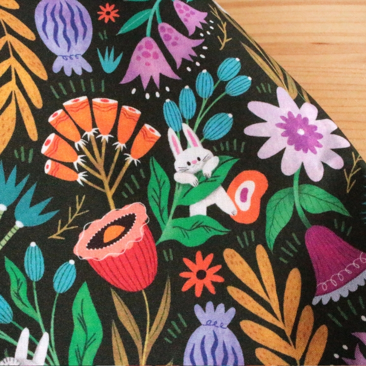 Tissu illustré "Pétales & Malice"