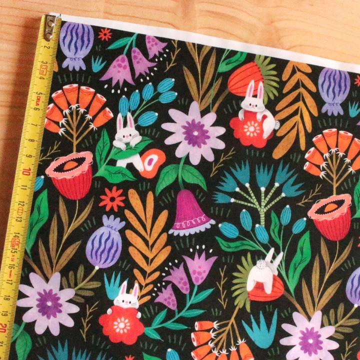 Tissu illustré "Pétales & Malice"
