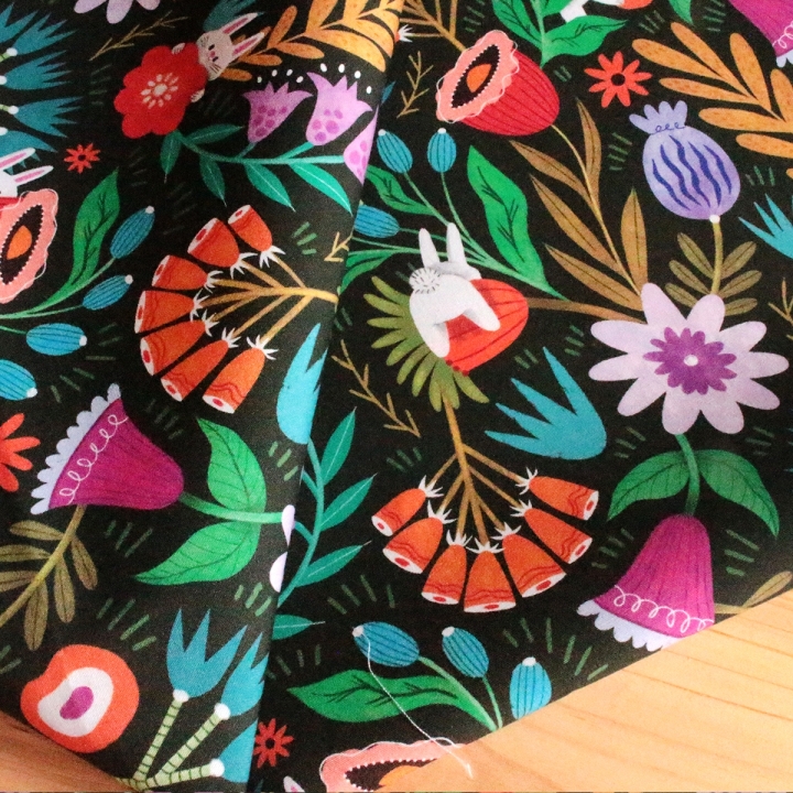 Tissu illustré "Pétales & Malice"