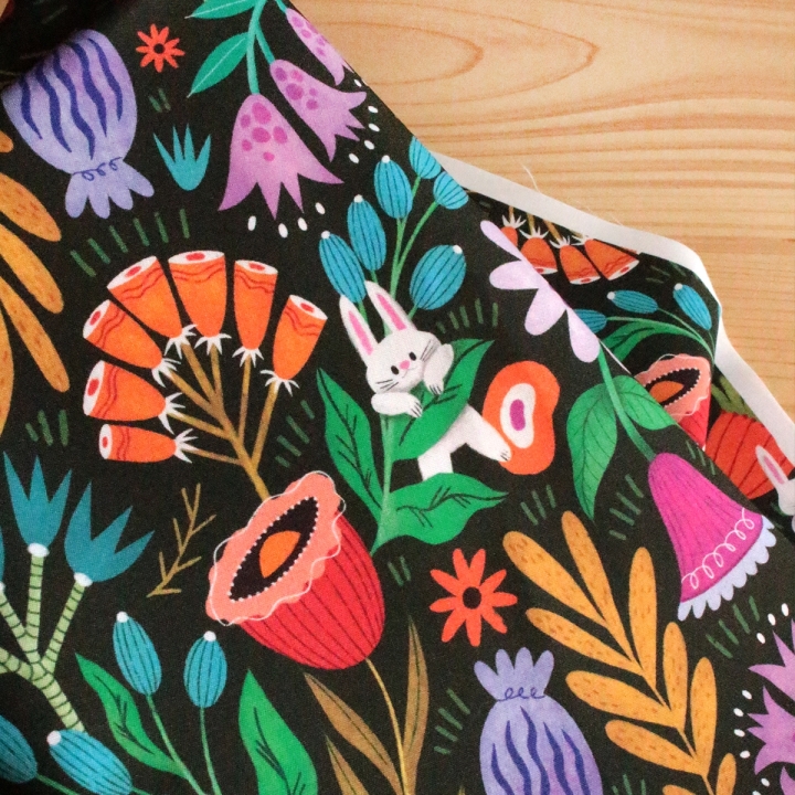 Tissu illustré "Pétales & Malice"