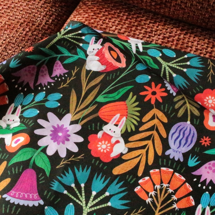 Tissu illustré "Pétales & Malice"
