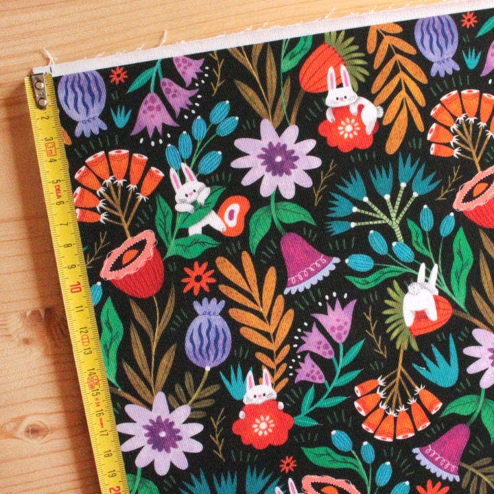 Tissu illustré "Pétales & Malice"