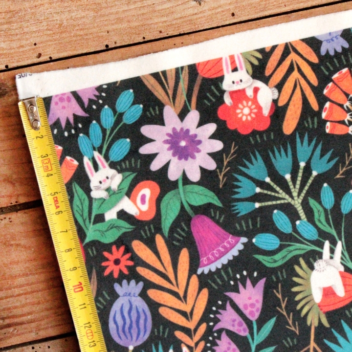 Tissu illustré "Pétales & Malice"