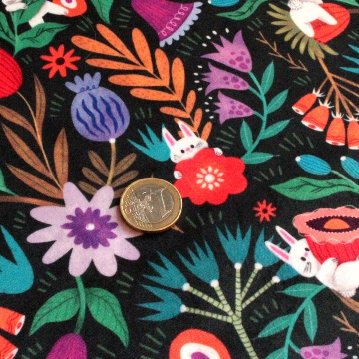 Tissu illustré "Pétales & Malice"
