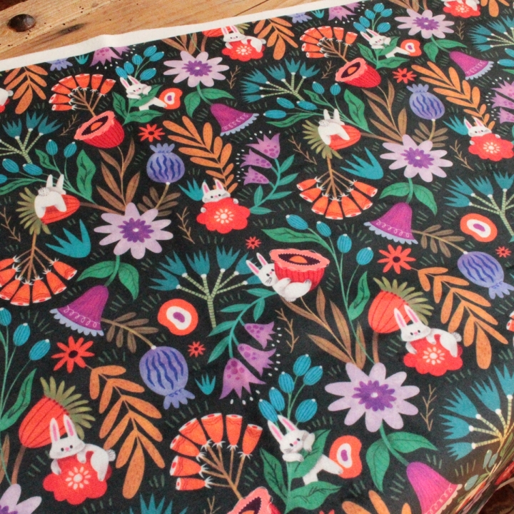 Tissu illustré "Pétales & Malice"