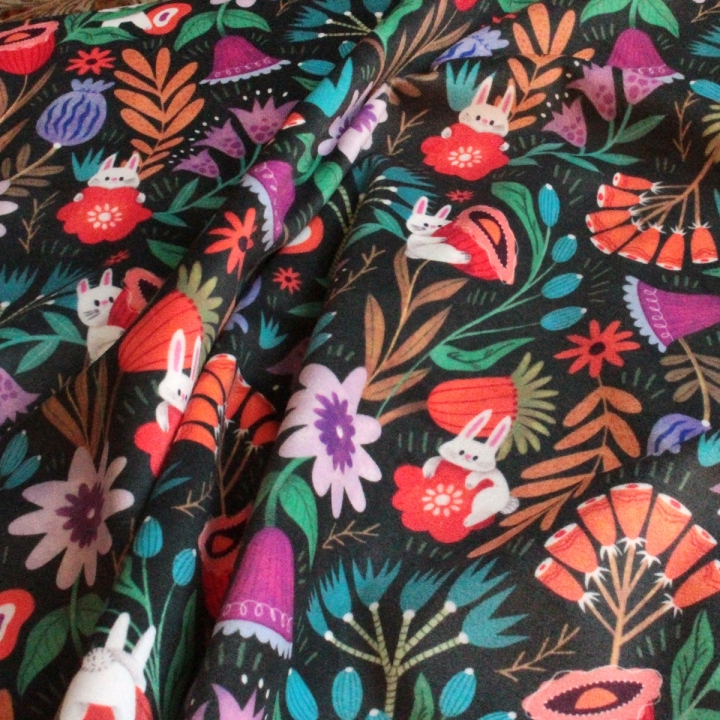 Tissu illustré "Pétales & Malice"