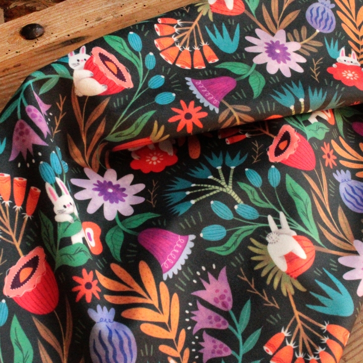 Tissu illustré "Pétales & Malice"