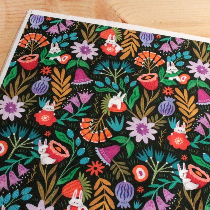 Tissu illustré "Pétales & Malice"