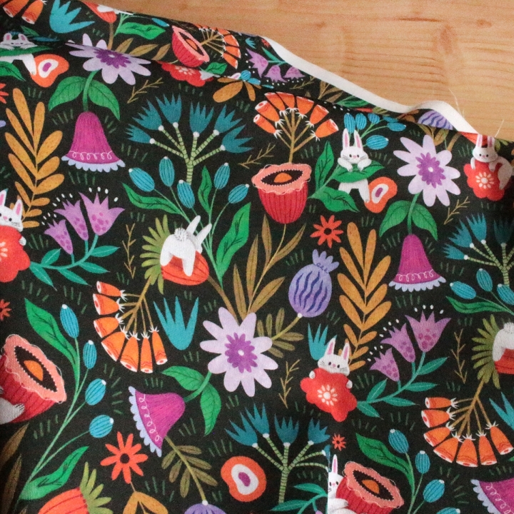 Tissu illustré "Pétales & Malice"