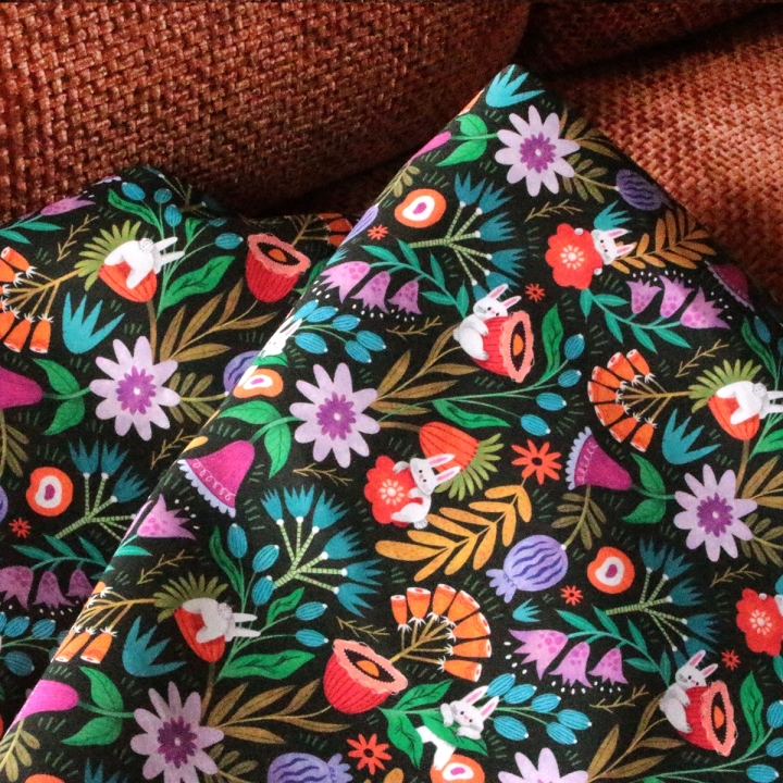 Tissu illustré "Pétales & Malice"
