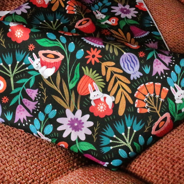 Tissu illustré "Pétales & Malice"