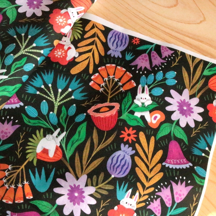 Tissu illustré "Pétales & Malice"