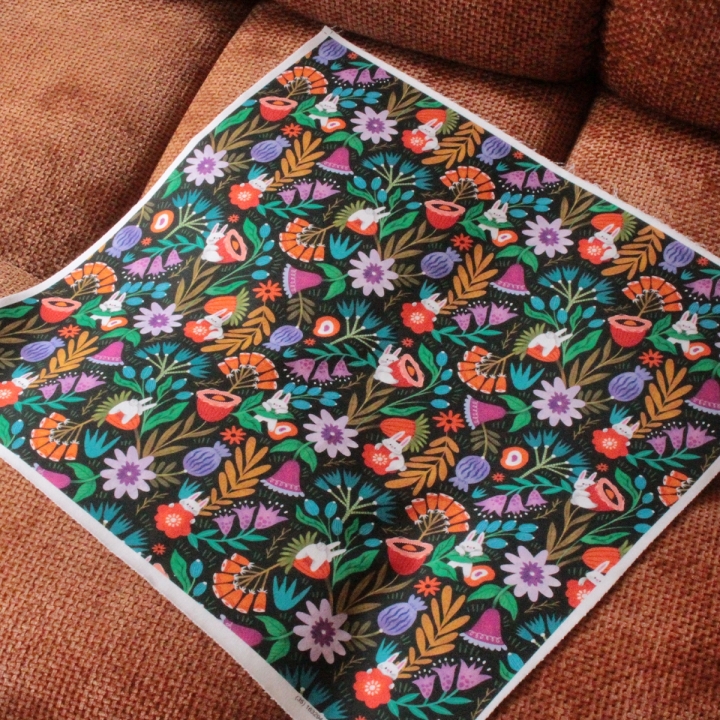 Coupon de tissu illustré "Pétales & Malice" 48x48 cm