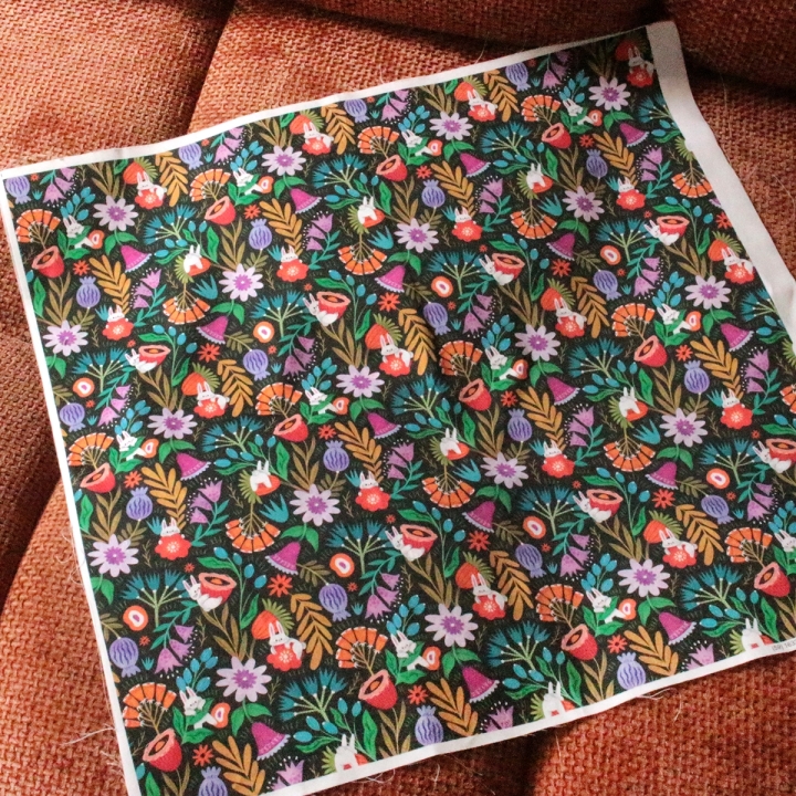 Coupon de tissu illustré "Pétales & Malice" 48x48 cm