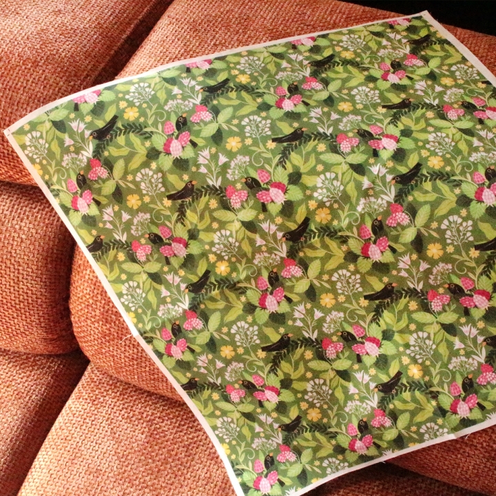 Coupon de tissu illustré "Le festin des merles" 48x48 cm