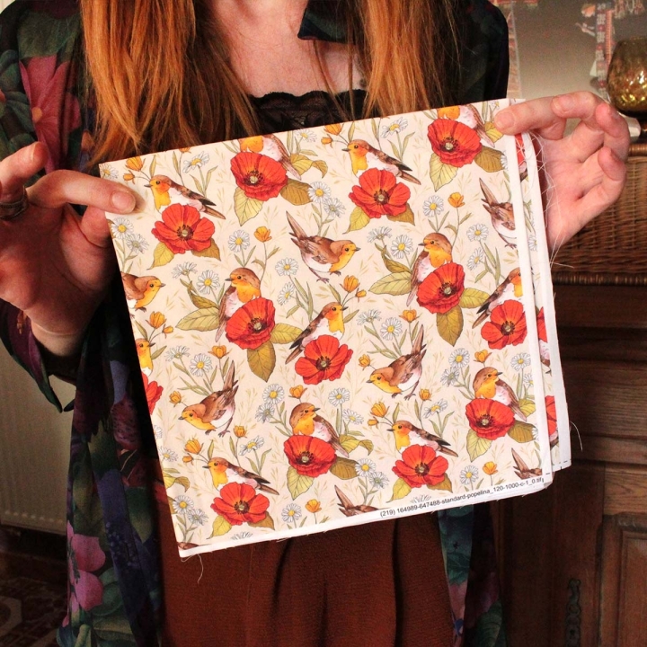 Coupon de tissu illustré "Rouges-gorges et coquelicots" 48x48 cm