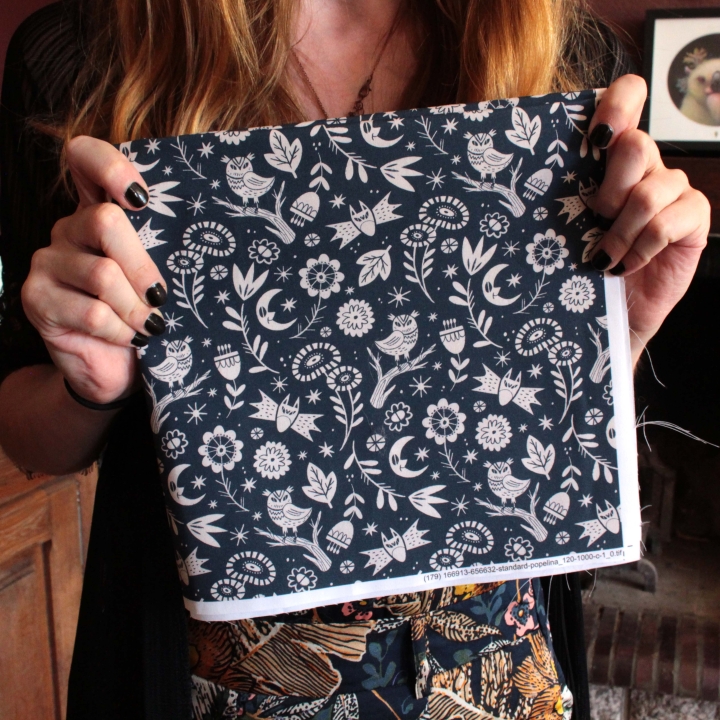 Coupon de tissu illustré "Les yeux de la nuit" 48x48 cm (version bleu foncé)