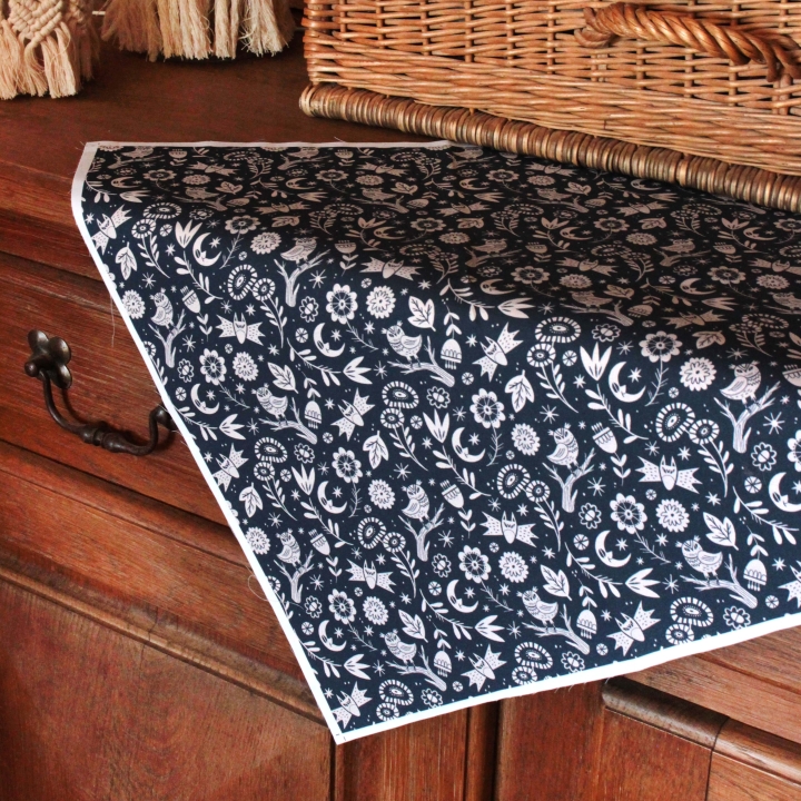Coupon de tissu illustré "Les yeux de la nuit" 48x48 cm (version bleu foncé)