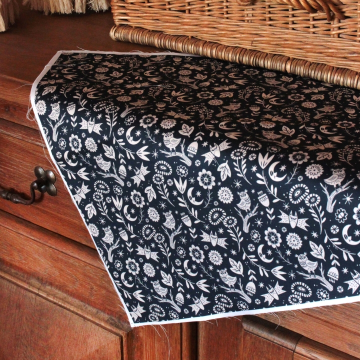 Coupon de tissu illustré "Les yeux de la nuit" 48x48 cm (version bleu foncé)