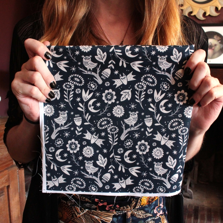 Coupon de tissu illustré "Les yeux de la nuit" 48x48 cm (version bleu foncé)