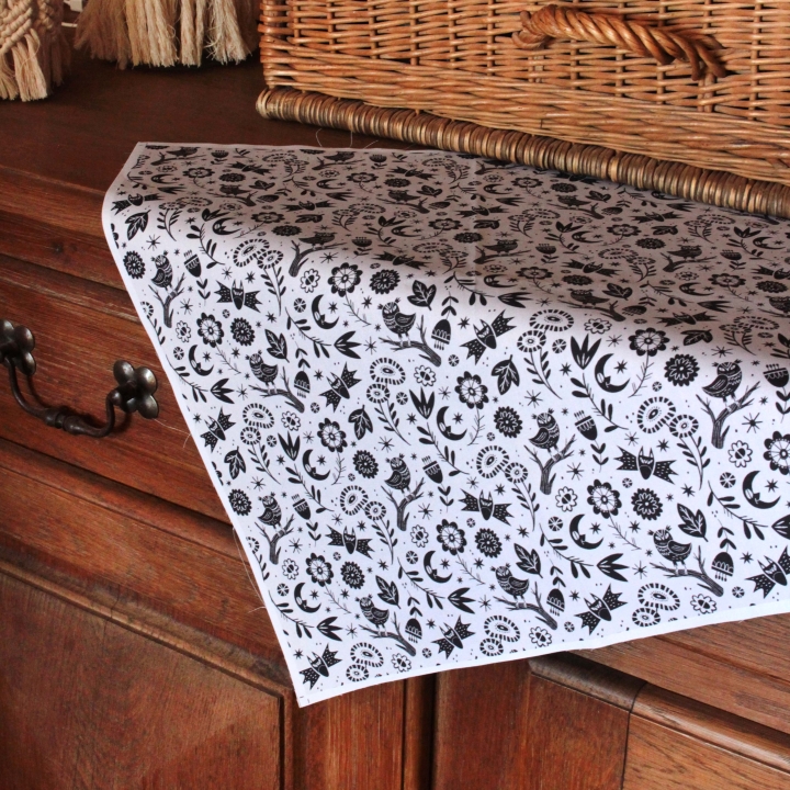 Coupon de tissu illustré "Les yeux de la nuit" 48x48 cm (version blanche)