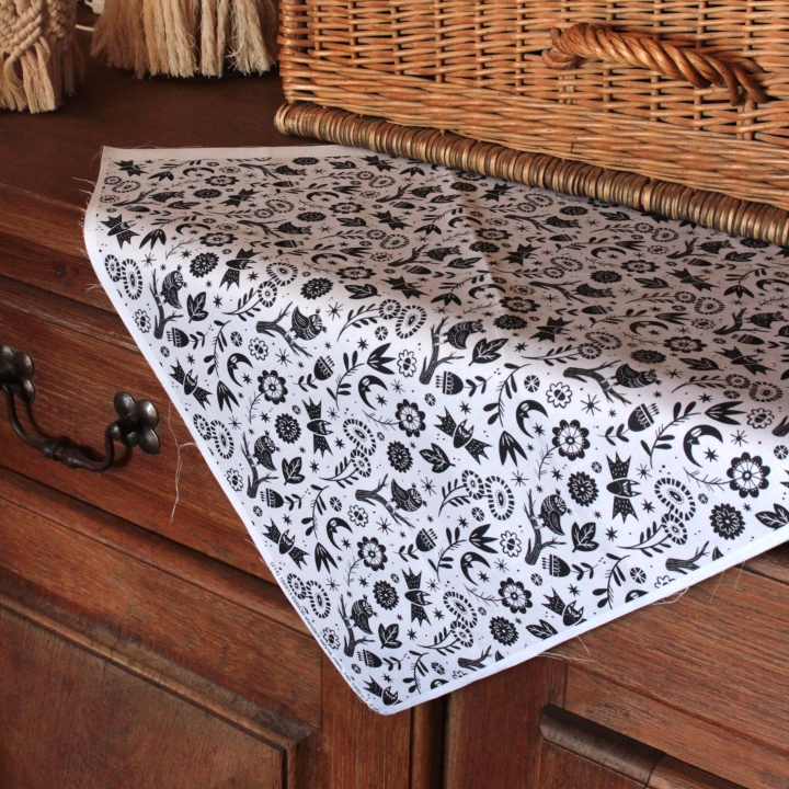 Coupon de tissu illustré "Les yeux de la nuit" 48x48 cm (version blanche)