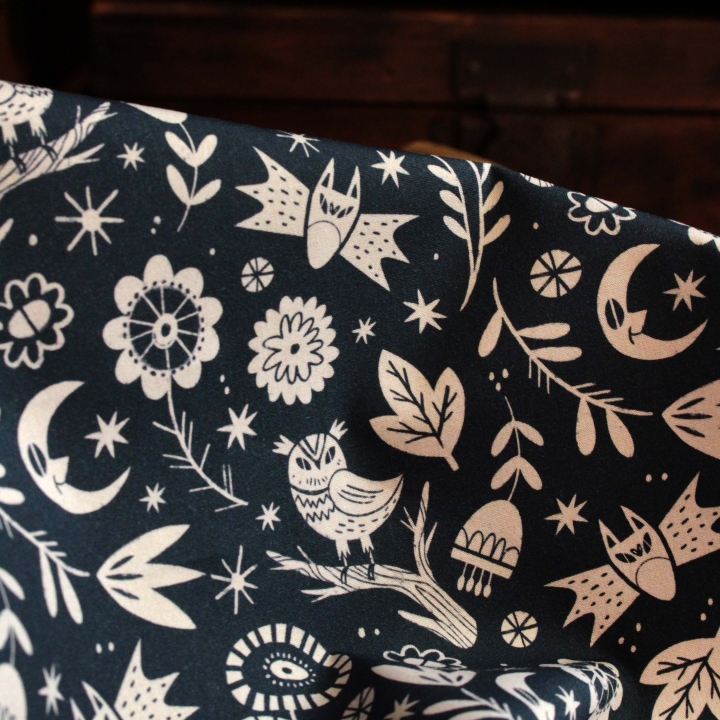 Tissu illustré "Les yeux de la nuit" (Version bleu foncé)