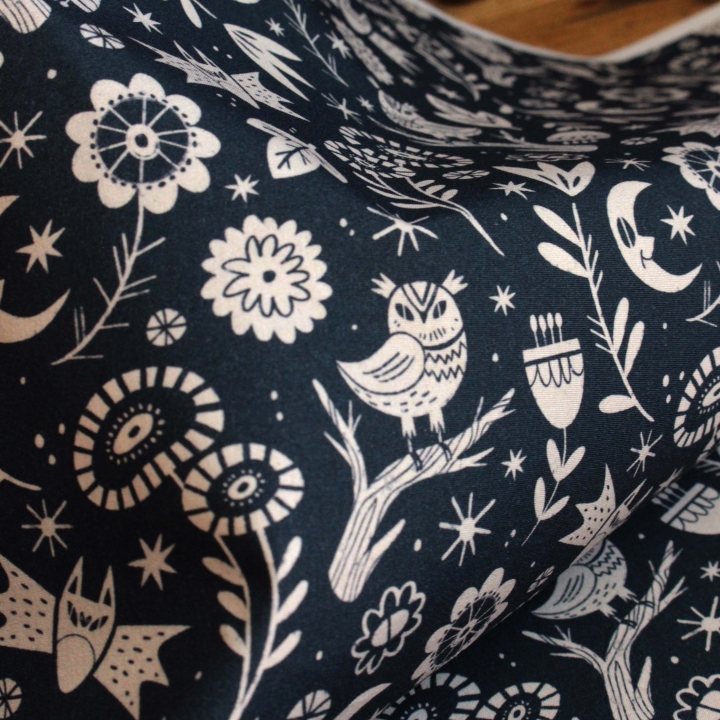 Tissu illustré "Les yeux de la nuit" (Version bleu foncé)