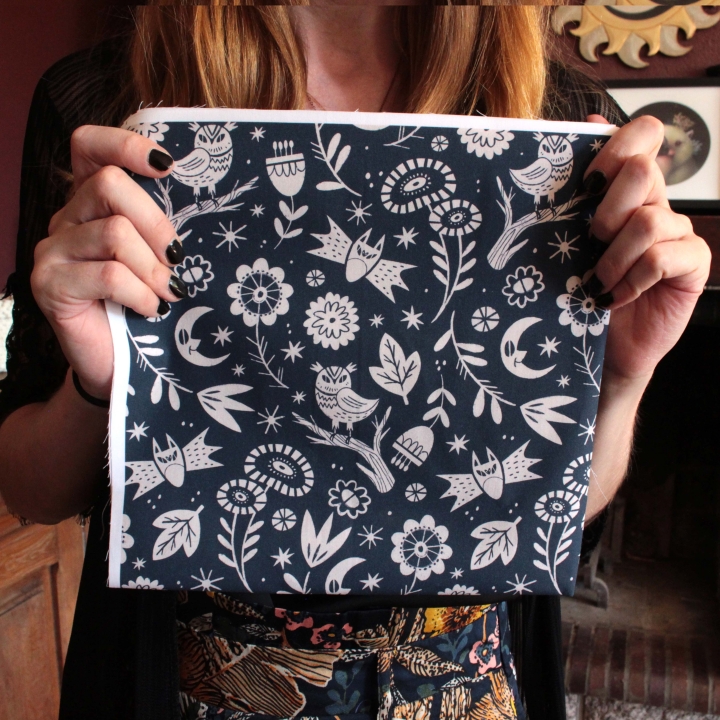 Tissu illustré "Les yeux de la nuit" (Version bleu foncé)
