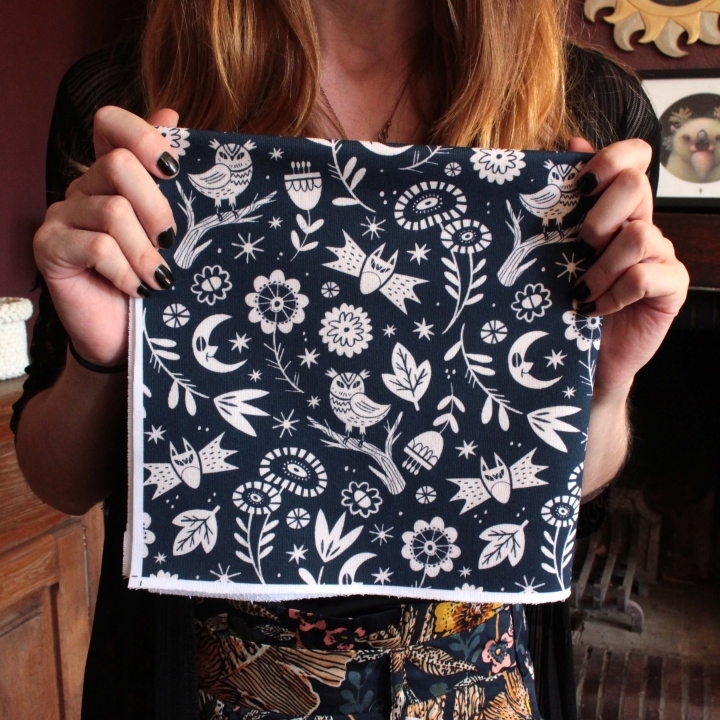 Tissu illustré "Les yeux de la nuit" (Version bleu foncé)