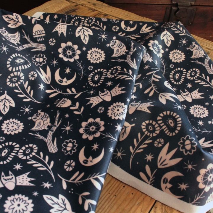 Tissu illustré "Les yeux de la nuit" (Version bleu foncé)