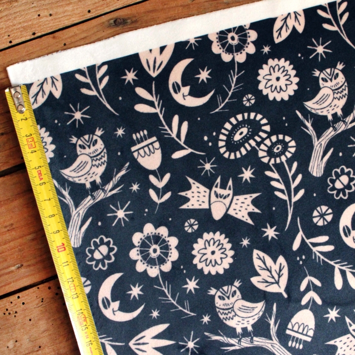 Tissu illustré "Les yeux de la nuit" (Version bleu foncé)