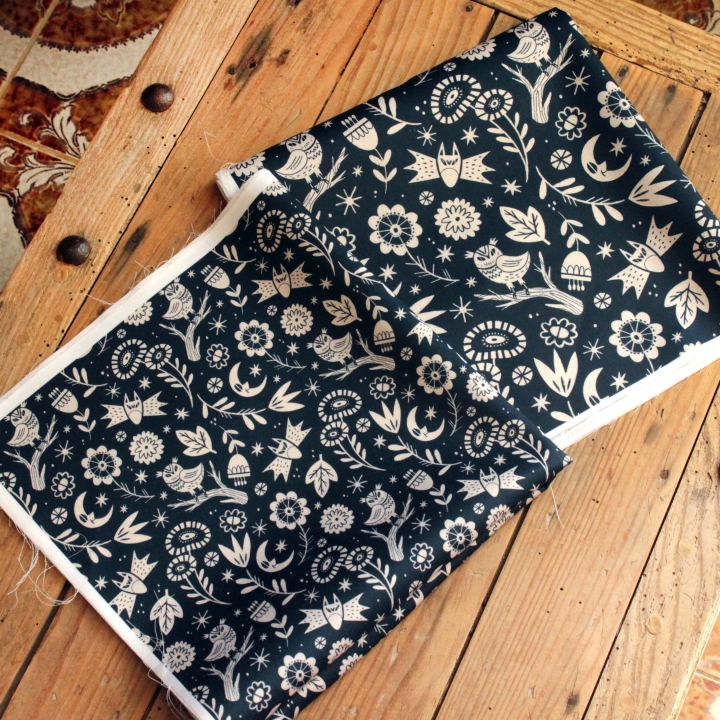 Tissu illustré "Les yeux de la nuit" (Version bleu foncé)
