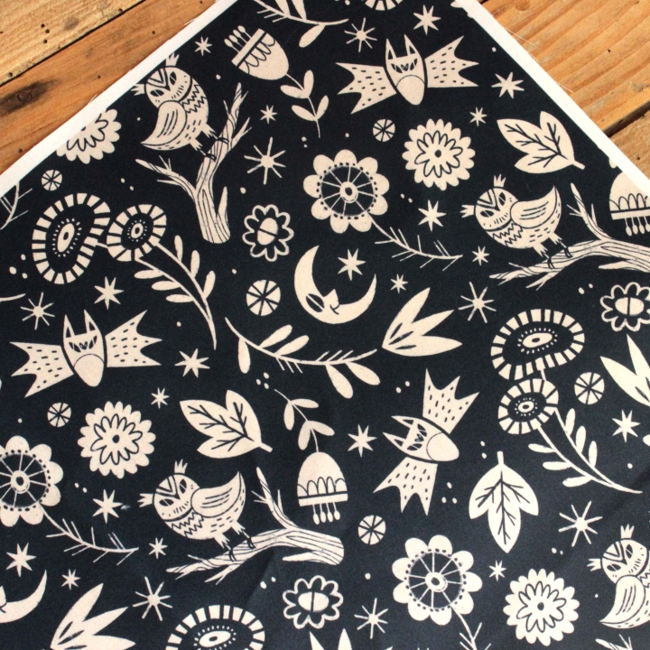 Tissu illustré "Les yeux de la nuit" (Version bleu foncé)
