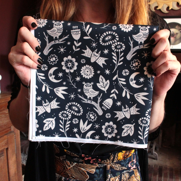 Tissu illustré "Les yeux de la nuit" (Version bleu foncé)