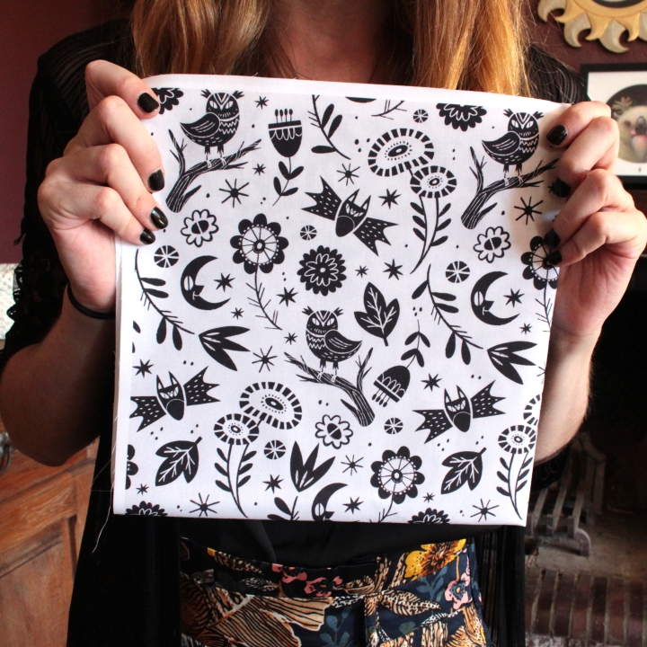 Tissu illustré "Les yeux de la nuit" (Version blanche)
