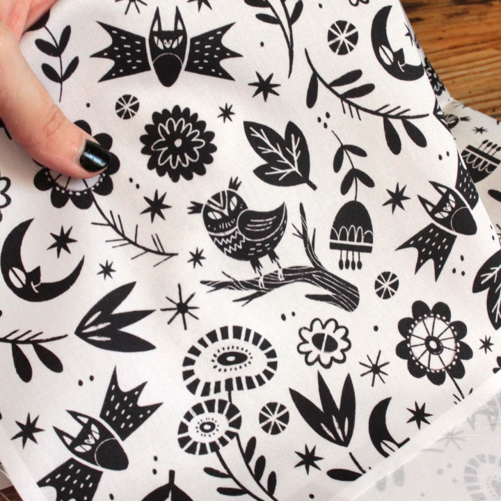 Tissu illustré "Les yeux de la nuit" (Version blanche)