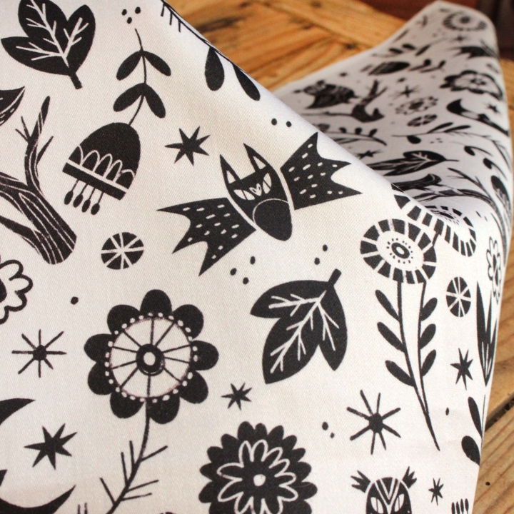Tissu illustré "Les yeux de la nuit" (Version blanche)