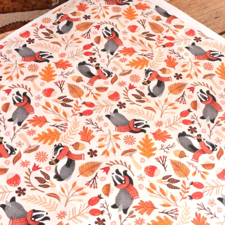 Coupon de tissu illustré "Les blaireaux et les trésors de l'automne" 48x48 cm