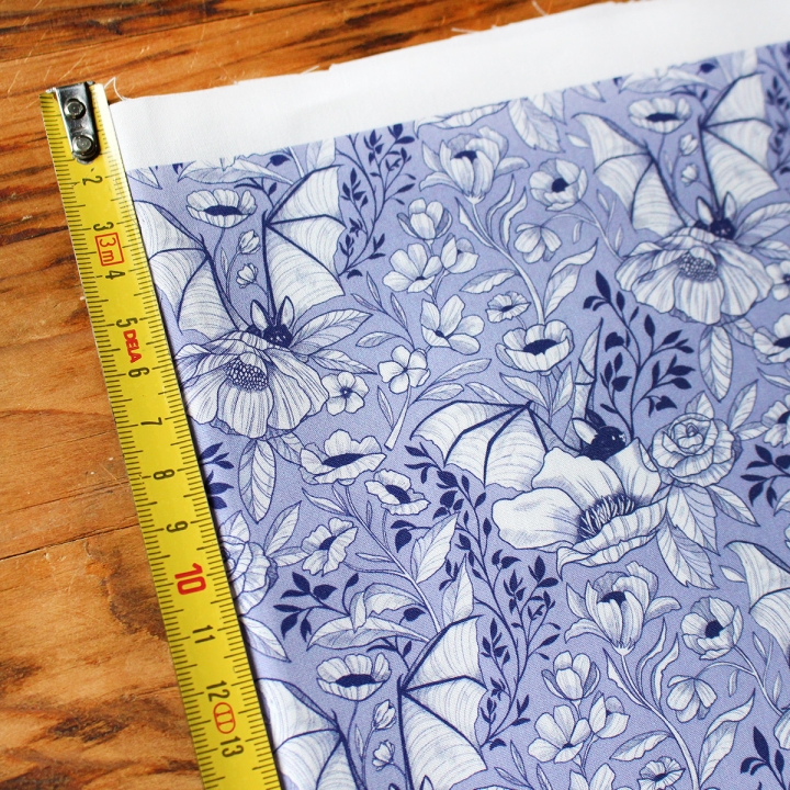 [PRECOMMANDE] Tissu popeline 100% coton / CHAUVE-SOURIS BLEUES - Motif taille S