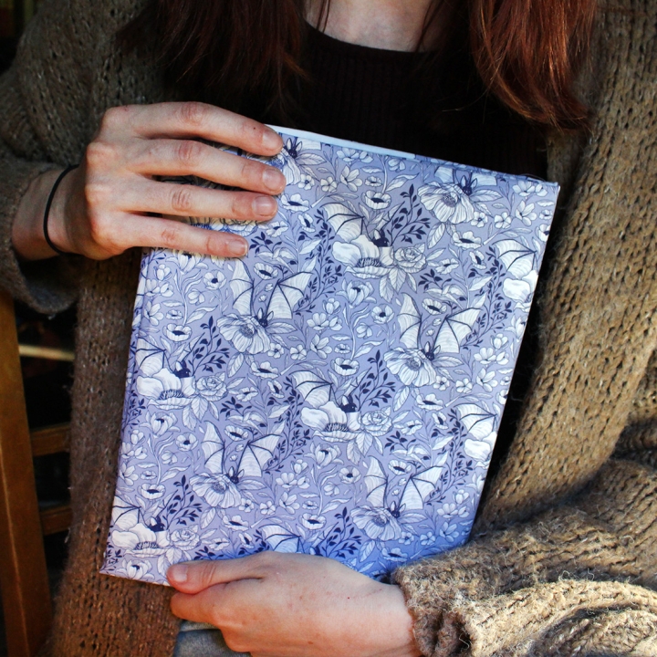 [PRECOMMANDE] Tissu popeline 100% coton / CHAUVE-SOURIS BLEUES - Motif taille S