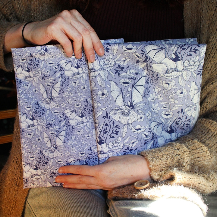 [PRECOMMANDE] Tissu popeline 100% coton / CHAUVE-SOURIS BLEUES - Motif taille M