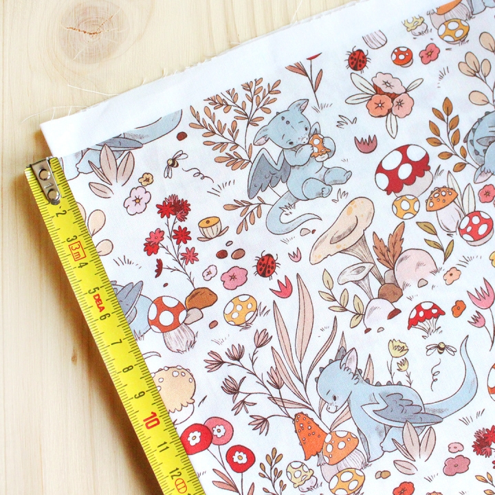 [PRECOMMANDE] Tissu popeline 100% coton / DRAGONS & CHAMPIGNONS - Motif taille S