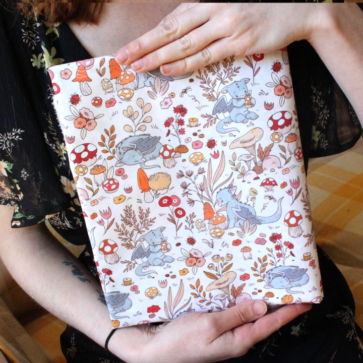 [PRECOMMANDE] Tissu popeline 100% coton / DRAGONS & CHAMPIGNONS - Motif taille S