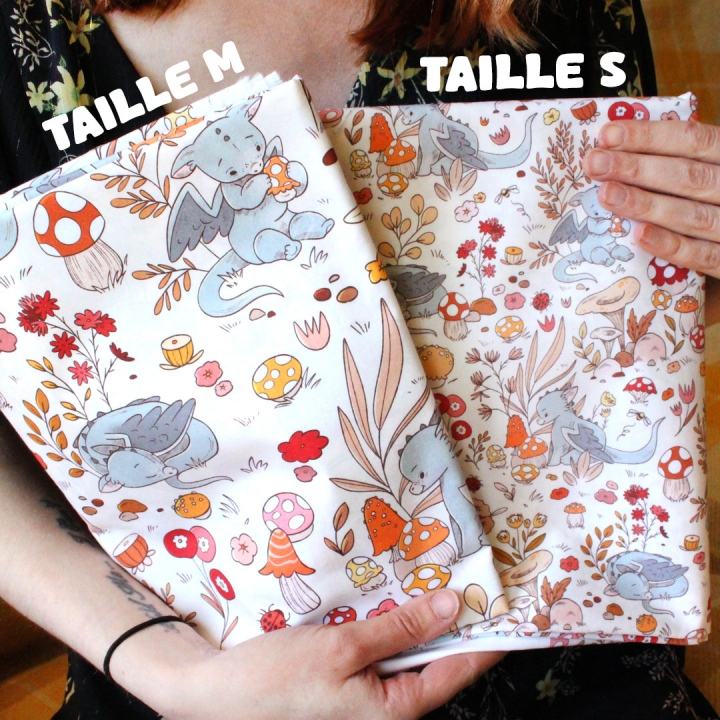 [PRECOMMANDE] Tissu popeline 100% coton / DRAGONS & CHAMPIGNONS - Motif taille M